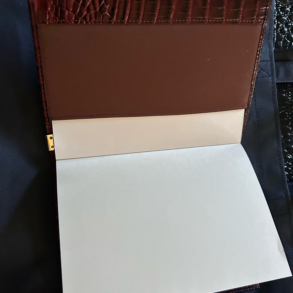Elegant Crocodile Embossed Leather Cover - Picture 4 of 4